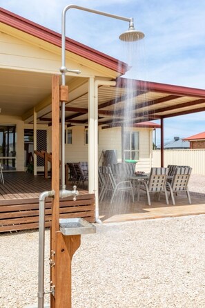 Outdoor dining - Seachange @ Coobowie Holiday Home (sleeps 12 guests) (Coobowie)