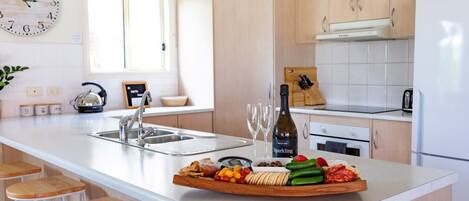 Jääkaappi, mikroaaltouuni, uuni, liesi