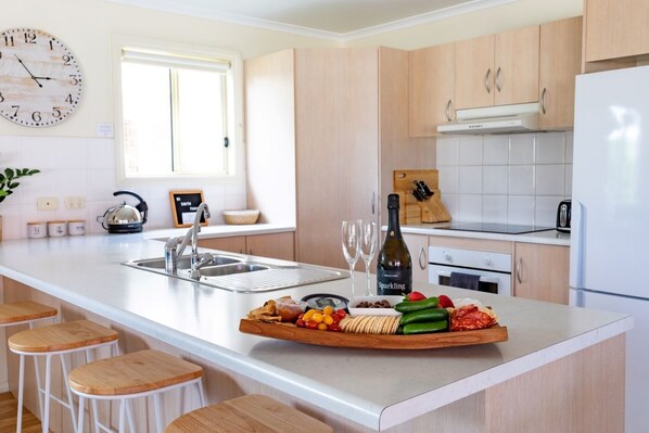 Fridge, microwave, oven, stovetop - Seachange @ Coobowie Holiday Home (sleeps 12 guests) (Coobowie)