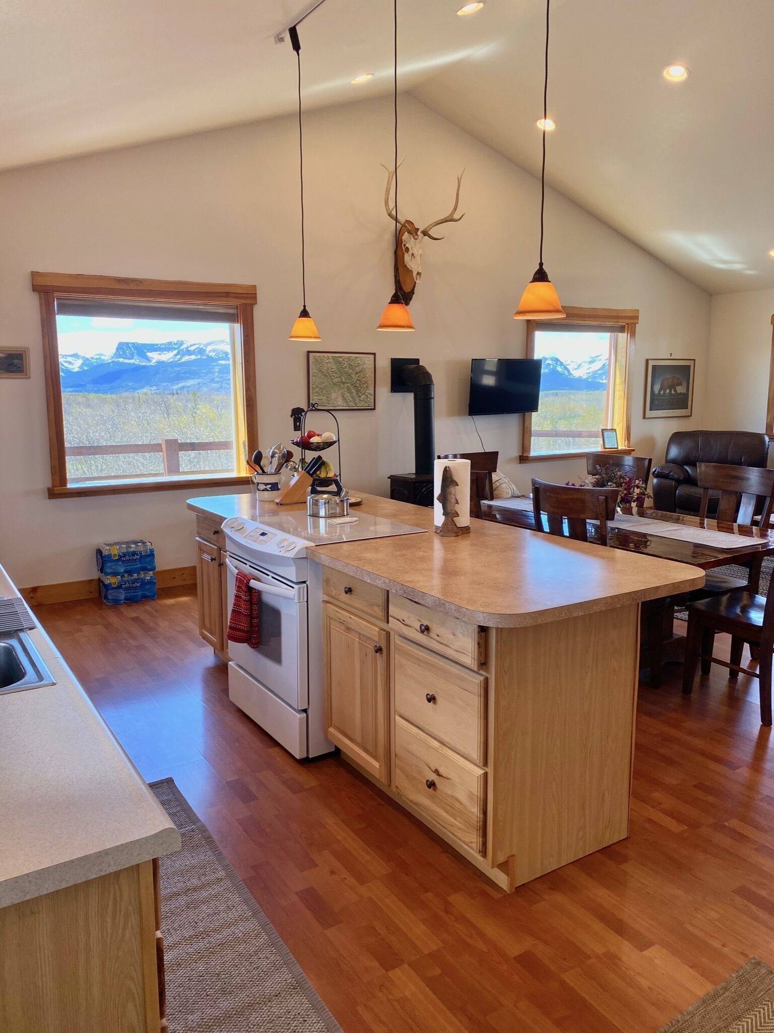 Jääkaappi, mikroaaltouuni, uuni, liesi