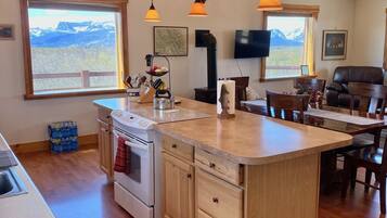 Jääkaappi, mikroaaltouuni, uuni, liesi