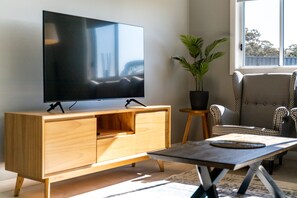 Devan House, 4 Bedrooms | Living room