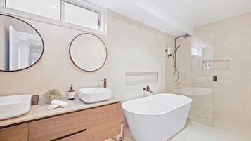 Devan House, 4 Bedrooms | Bathroom | Separate tub and shower, hair dryer, soap, shampoo