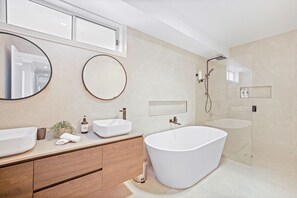 Bathroom - Devan House - Your Innkeeper Mudgee (Mudgee)