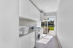 Rumah, 4 kamar tidur (Devan) | Laundry