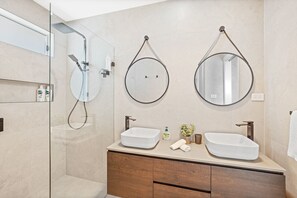 Bathroom - Devan House - Your Innkeeper Mudgee (Mudgee)