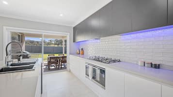 Devan House, 4 Bedrooms | Private kitchen | Full-size fridge, microwave, oven, stovetop