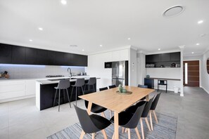 Rumah, 4 kamar tidur (Devan) | Dapur pribadi | Lemari es besar, microwave, oven, dan kompor