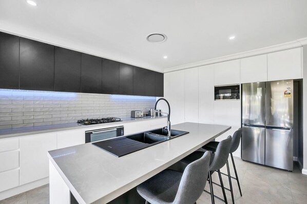 Rumah, 4 kamar tidur (Devan) | Dapur pribadi | Lemari es besar, microwave, oven, dan kompor