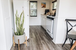 經典平房, 1 張加大雙人床, 廚房 | 私人廚房 | 電冰箱、微波爐、烤箱、爐台