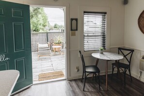 尊爵平房, 1 張加大雙人床, 廚房, 庭園 | 餐廳