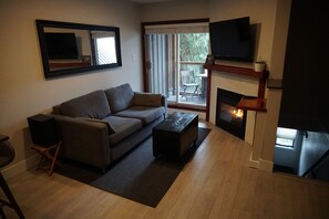 Smart TV, fireplace, books, stereo - Modern Mountain Getaway (Whistler)
