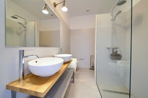 Dusche, Haartrockner, Handtücher