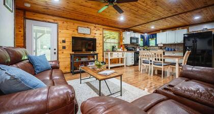 Private Cabin! Located on 8.5 wooded acres! Pet and child friendly!