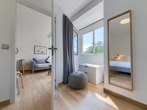 2 habitaciones, tabla de planchar con plancha y cuna de viaje 