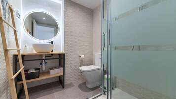 Een douche, een haardroger, handdoeken, toiletpapier