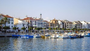 A marina with boats docked, surrounded by buildings with balconies and a clear sky. - Beautiful apartment for 4 guests with WIFI, pool, A/C, TV and terrace (Cambrils)