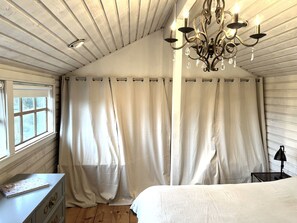 Combined shower/bathtub, hair dryer, towels, shampoo - South Whidbey Island Ocean View Beach House with Beach Access (Clinton)