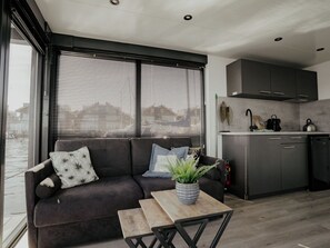 TV - Stunning private villa for 4 guests with A/C, WIFI, TV, terrace and pets allowed (Uitgeest)