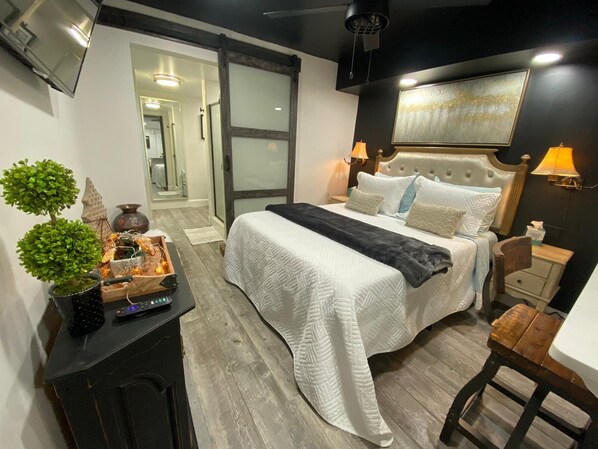 1 habitación, tabla de planchar con plancha y cuna de viaje 