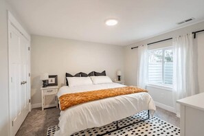 3 chambres, fer et planche à repasser, lit de bébé portatif