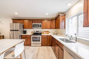 Refrigerador, microondas, horno, placa de cocina