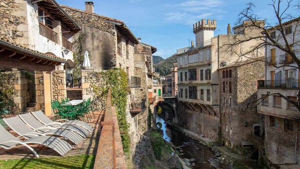 A narrow street with stone buildings, a small bridge, and a river. - Can Ventura - relaxation in nature (Sant Feliu De Pallerols)