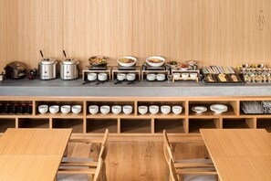 Se ofrece un desayuno bufé todos los días (por un coste adicional)
