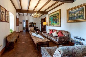 TV, fireplace, ping pong