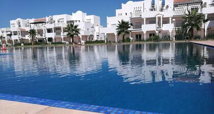 2 Bed Flat - Sleeps 5 - Pets - Pool - Parking