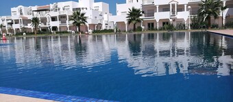 2 Bed Flat - Sleeps 5 - Pets - Pool - Parking