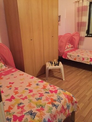 4 bedrooms, WiFi, bed sheets - Inviting 4-Bed Villa in Dolishte (Varna)