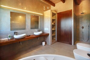 Combined shower/bathtub, towels - Finca Mimosa - haven of peace with amazing views (Cala D'or)