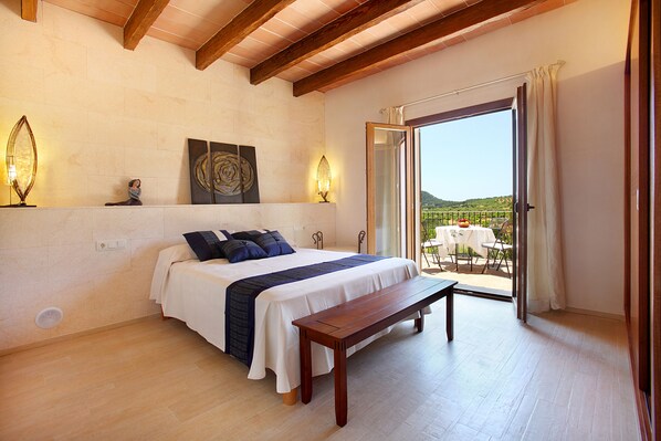 5 bedrooms, WiFi, bed sheets