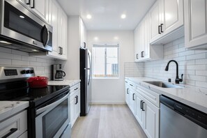 Kühlschrank, Mikrowelle, Ofen, Geschirrspüler