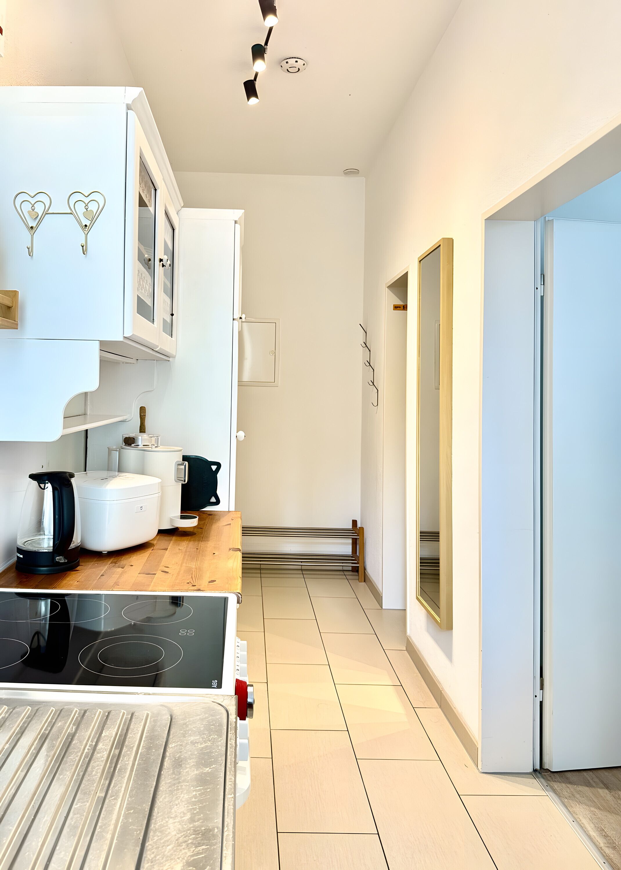 Køleskab, ovn, kogeplade, kaffe-/temaskine