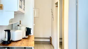 Réfrigérateur, four, plaque de cuisson, cafetière/bouilloire