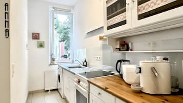 Kühlschrank, Ofen, Herdplatte, Wasserkocher mit Kaffee-/Teezubehör