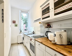 Fridge, oven, stovetop, coffee/tea maker