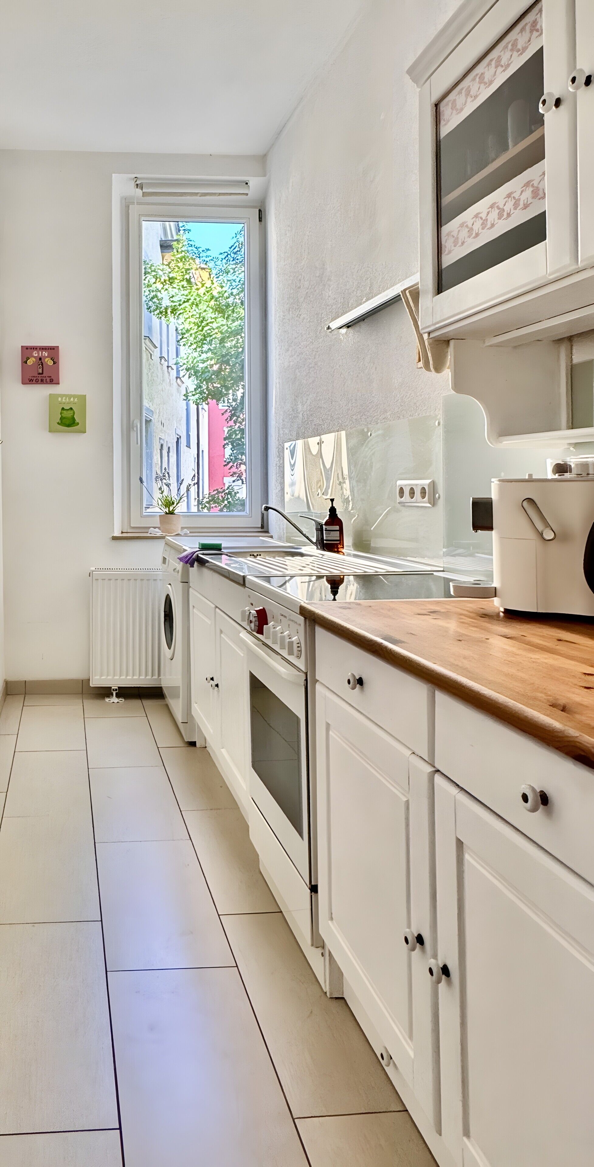 Refrigerador, horno, parrilla de estufa y cafetera y tetera 