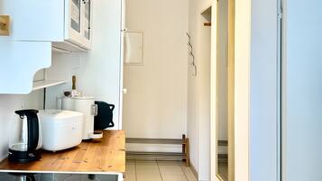 Refrigerador, horno, placa de cocina, cafetera/tetera