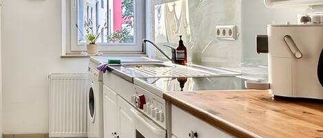 Frigorífico, horno, placa de cocina y cafetera o tetera