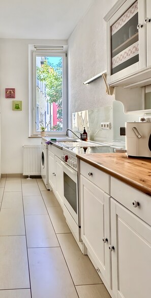 Fridge, oven, stovetop, coffee/tea maker