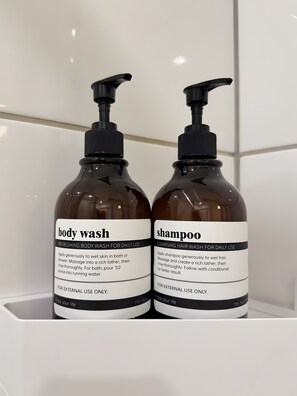 Regadera, amenidades de baño gratuitas, secadora de cabello, toallas 