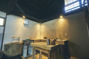 House, Non Smoking (Private Vacation) | Dapur kecil peribadi | Peti sejuk, ketuhar gelombang mikro, dapur 
