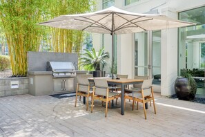 Outdoor dining - Unique Santa Clara 1BR w/ Parking, Gym, walk to Groceries, by Blueground (Santa Clara)