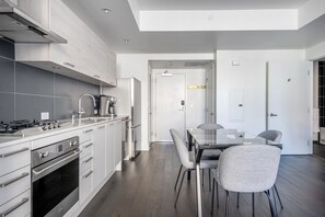 Kylskåp, mikrovågsugn, ugn och diskmaskin