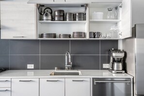 Kylskåp, mikrovågsugn, ugn och diskmaskin