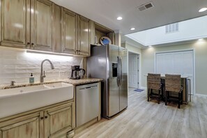 Jääkaappi, mikroaaltouuni, liesi, astianpesukone