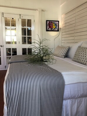 3 bedrooms, desk, iron/ironing board, WiFi - Beach villa staffed daily. (Silver sands)